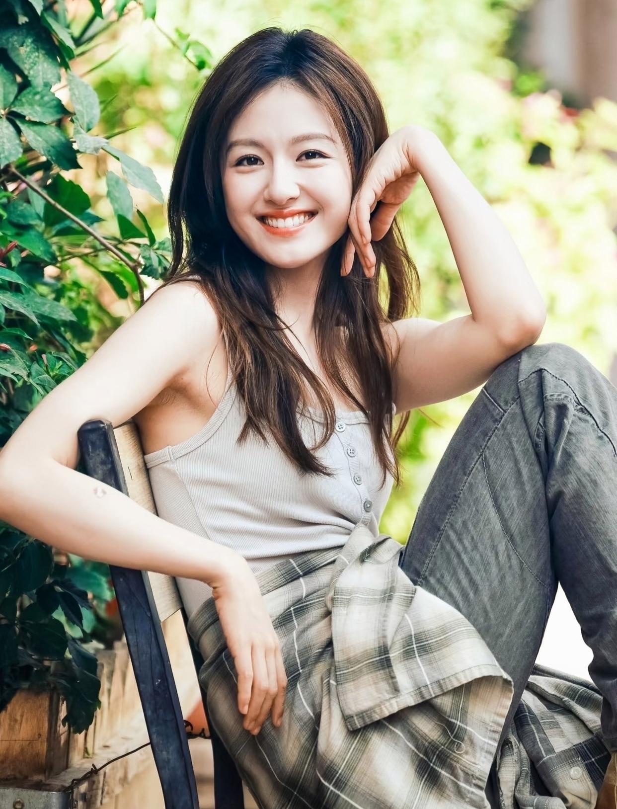 李兰迪元气明媚，一张清纯干净的脸蛋太耐看了