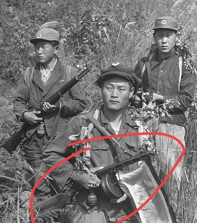 这不是剧照，也不是AI，这是一张真实的照片，拍摄于1951年11月，地点位于朝鲜