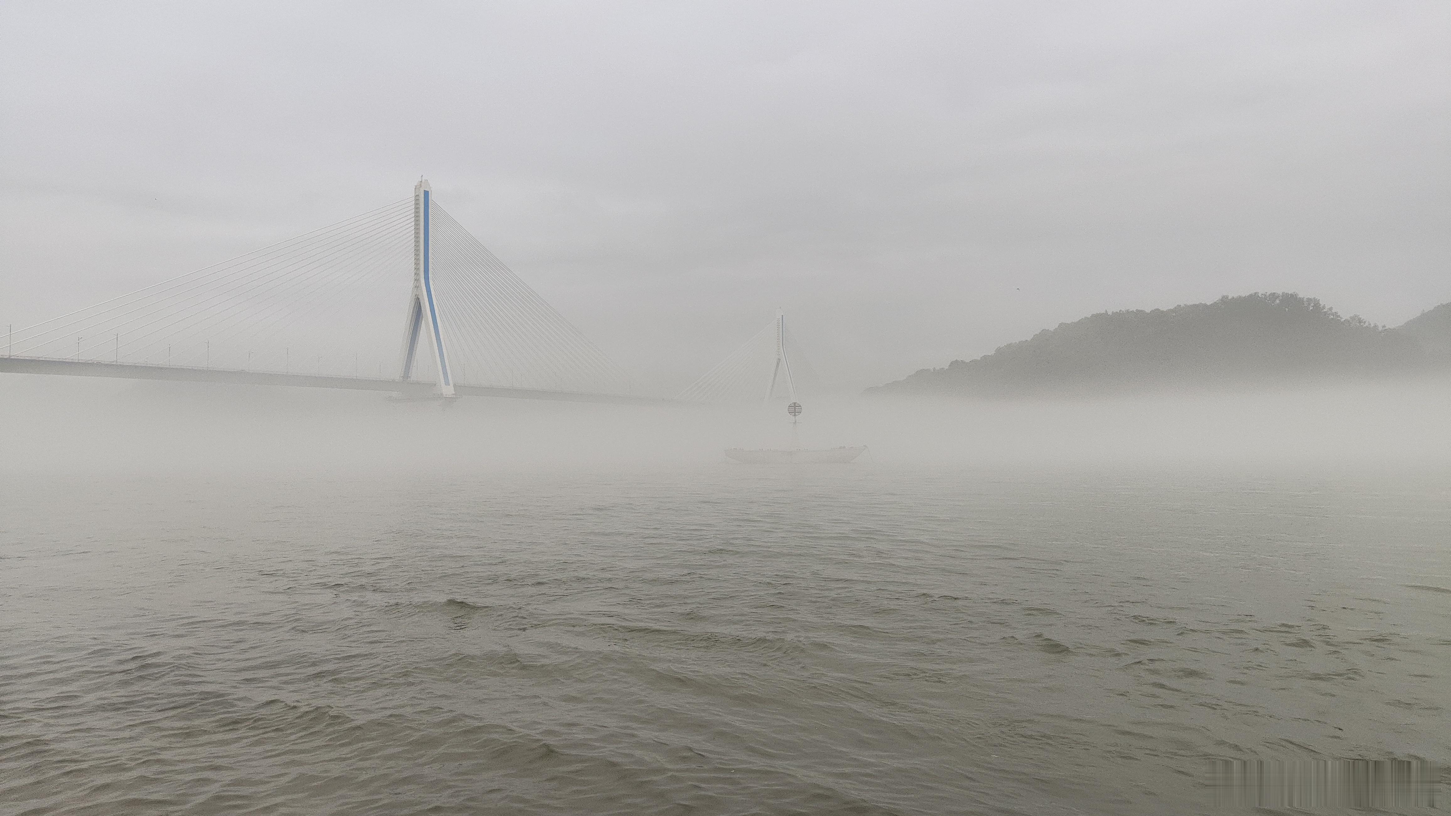 烟锁宜昌江，雾隐江南意宜昌的江，最动人的莫过于烟雨濛濛时。一江碧水穿城而过，薄雾