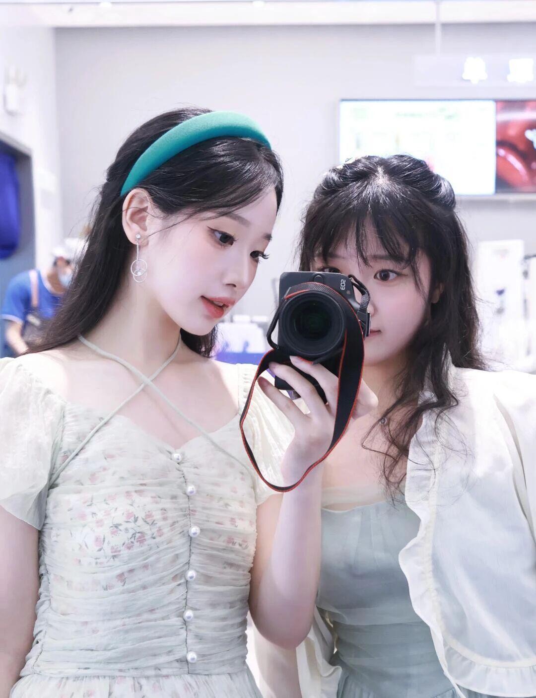 闺蜜自拍，相机记录美好时光