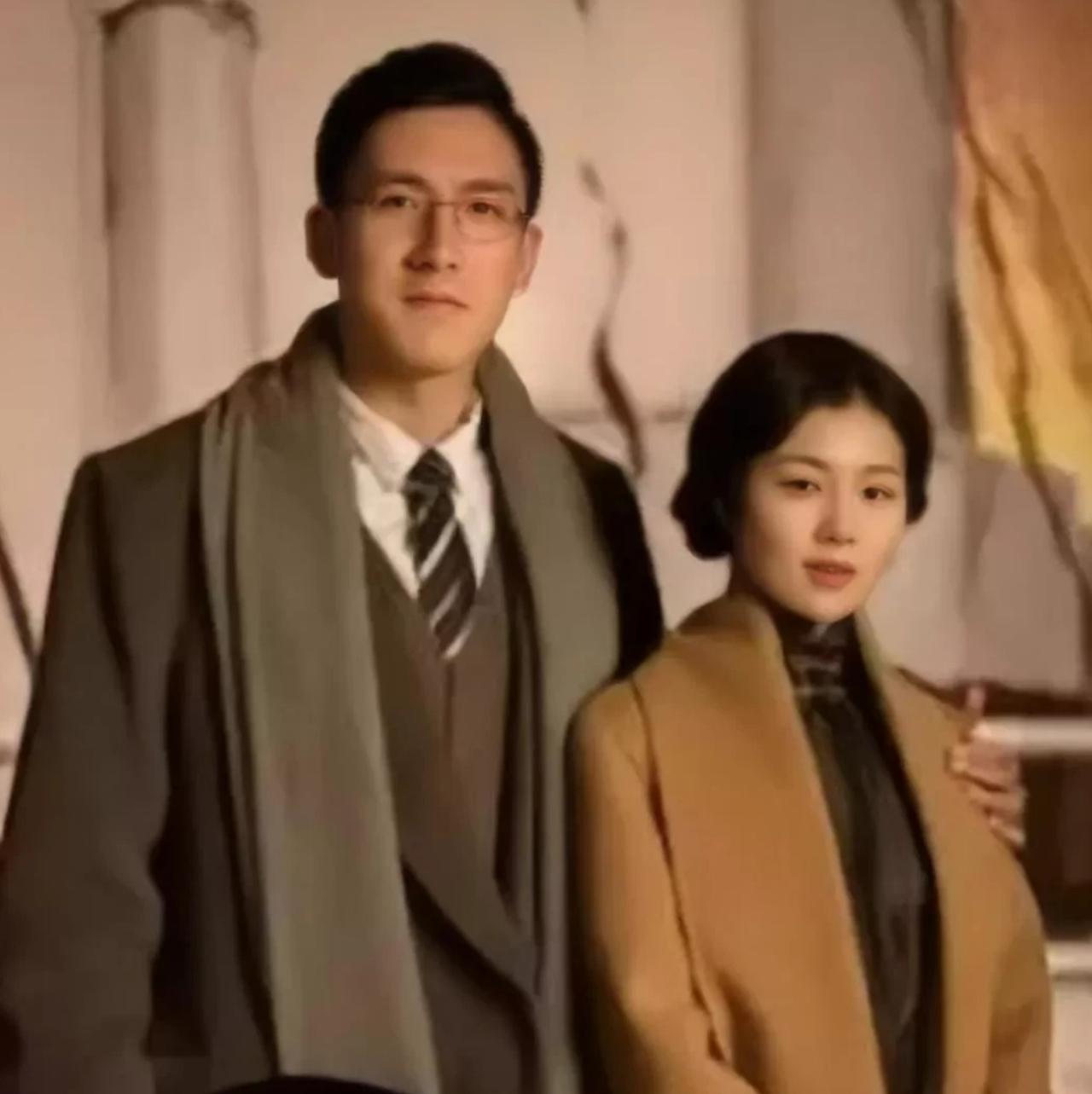 1929年，27岁清华教授周培源被催婚。朋友拿出一沓照片让他选女友。他漫