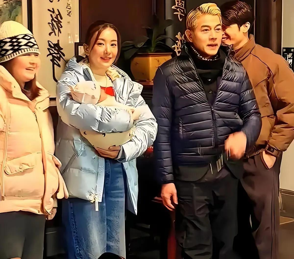 老来得子，再一次喜得三千金的天王郭富城幸福写在脸上，老来得子，的确是不容易，可喜