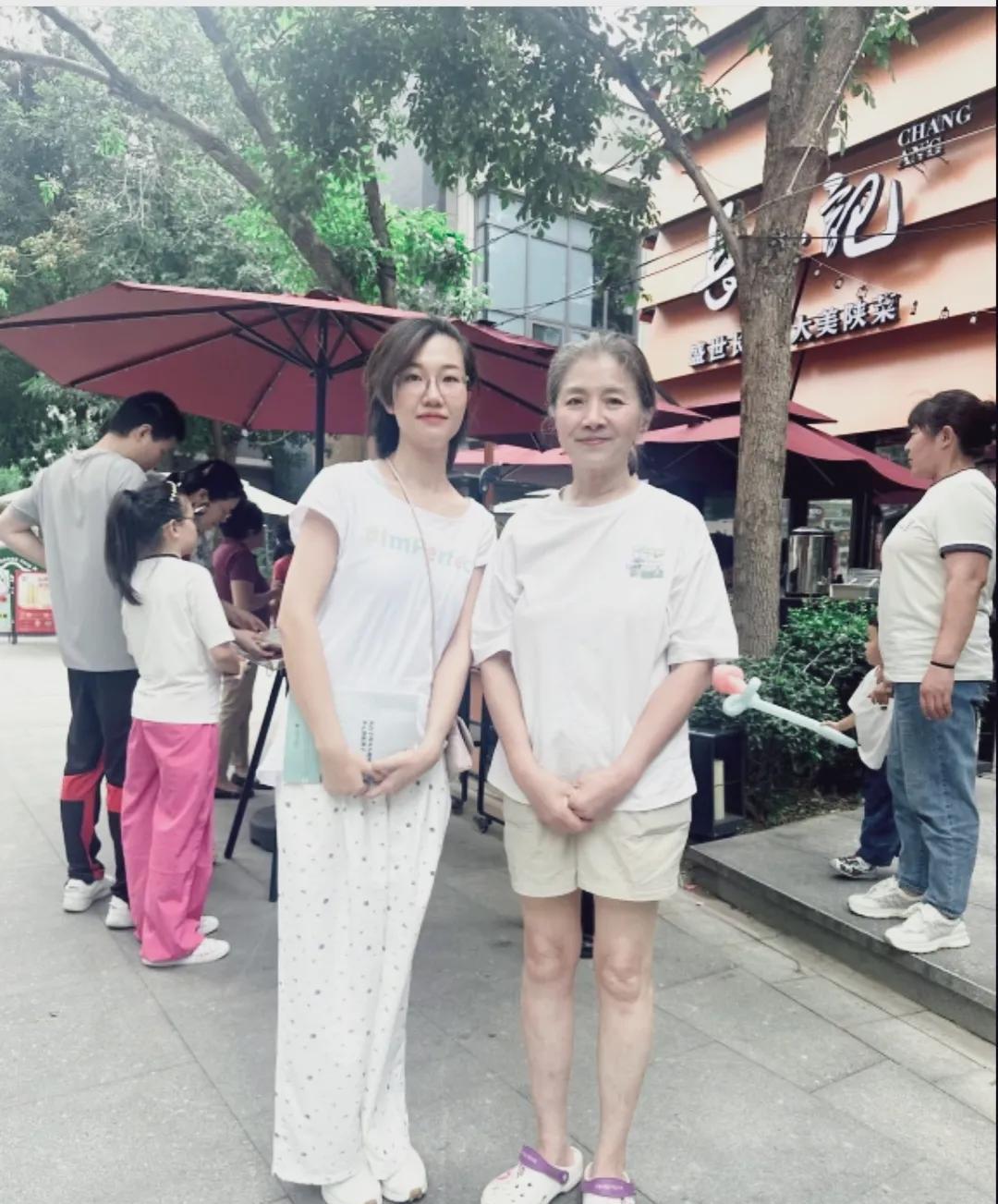 迟蓬老师好白净，腿好直，气质真好！好漂亮！与电视上看的判若两人！她的戏是演的真好