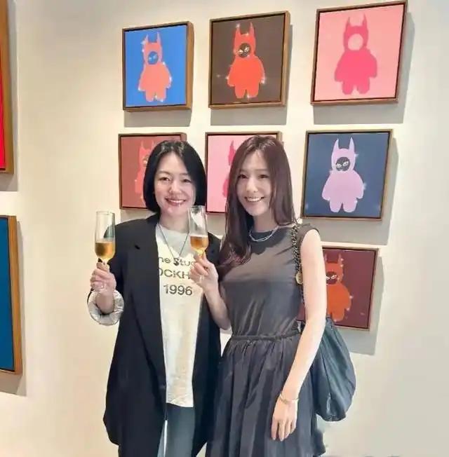 同样的大明星的女儿办画展赚钱小S女儿的画作，看完之后让人瘆得慌；而李湘女