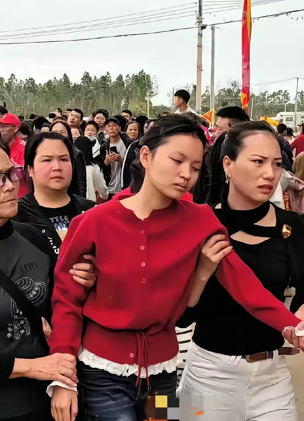 有些位置，真的不是有钱就能随便换的！看到妈祖阿童被人一路搀扶着走，就知道这一场仪