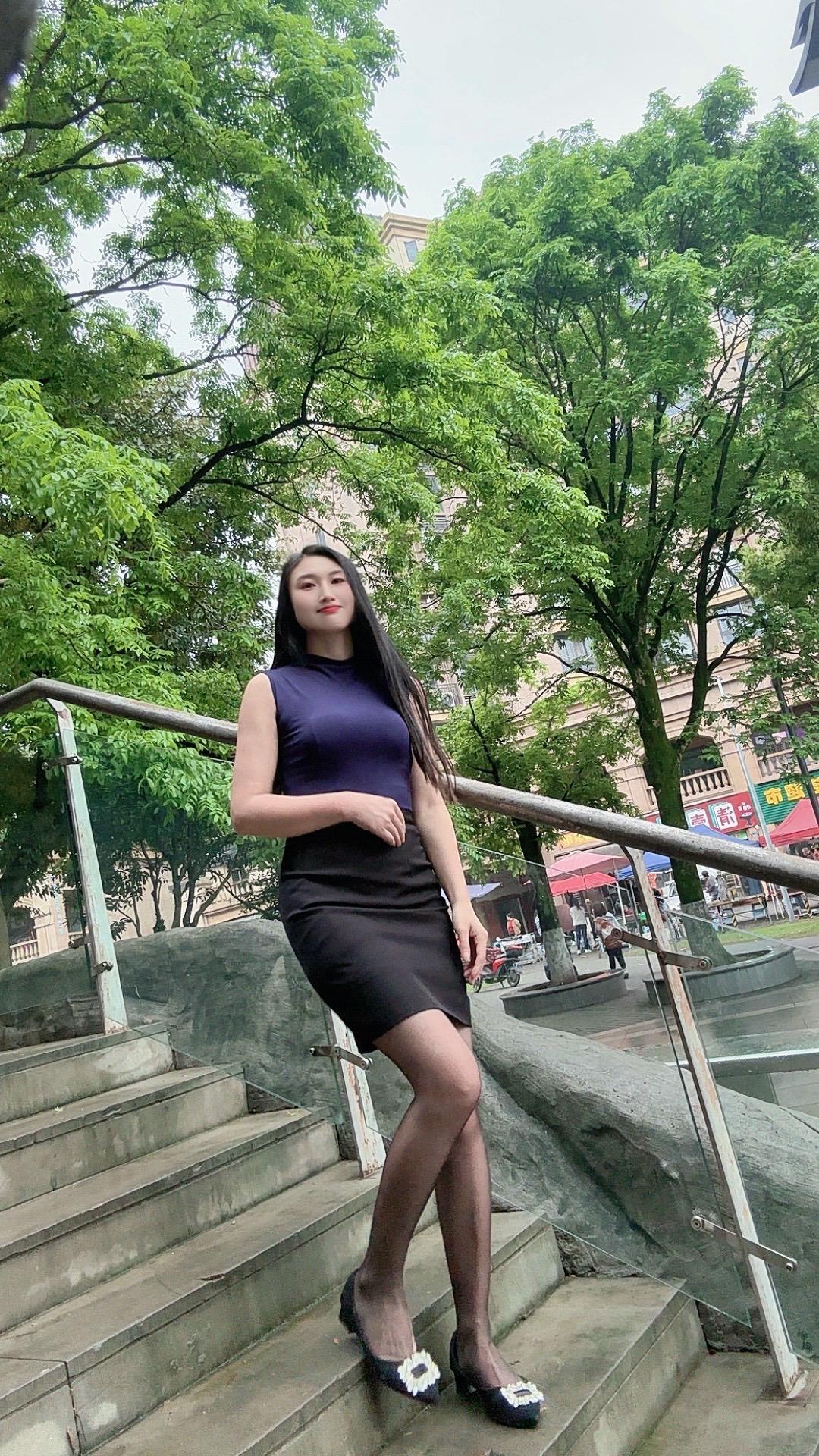 人的一生露水情缘太多滴在叶子上太沉是也是错太轻也不知所措……