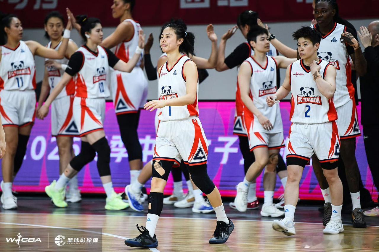 我认为四川女篮与山西女篮相较最明显的劣势👇首先，是四川女篮的主教练；虽然同