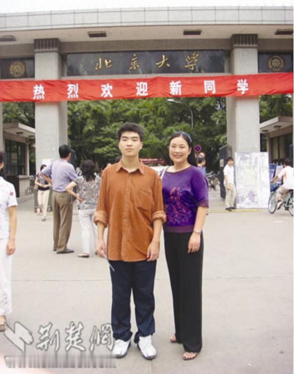 武汉一名女教师在医院顺利诞下一名男婴。没曾想，丈夫忽然俯身在她耳边低语：“老婆，