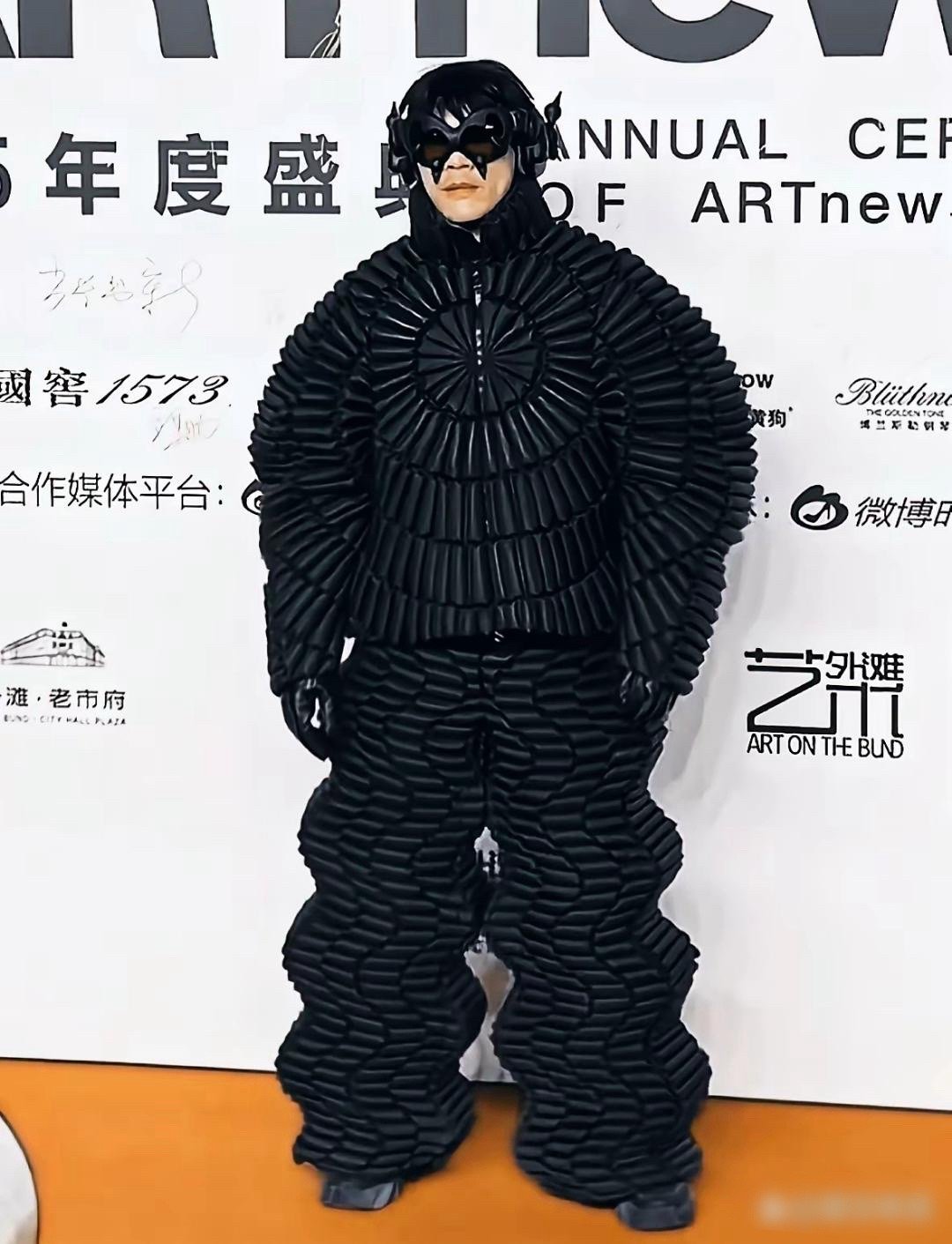 都没人，能管住向佐了吗？他一次比一次耀眼。好想问问郭碧婷，为什么看上他？纯属好奇