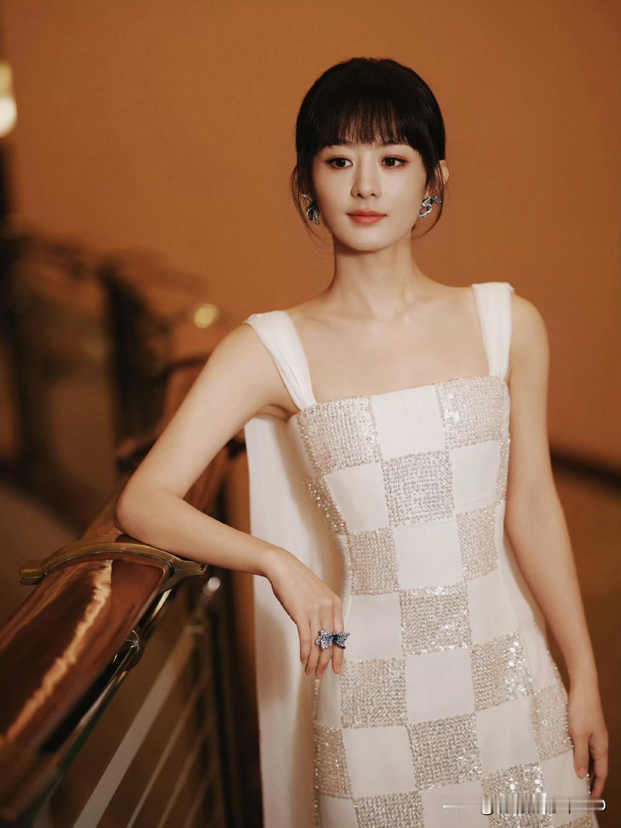 赵丽颖白色流苏裙，尽显优雅