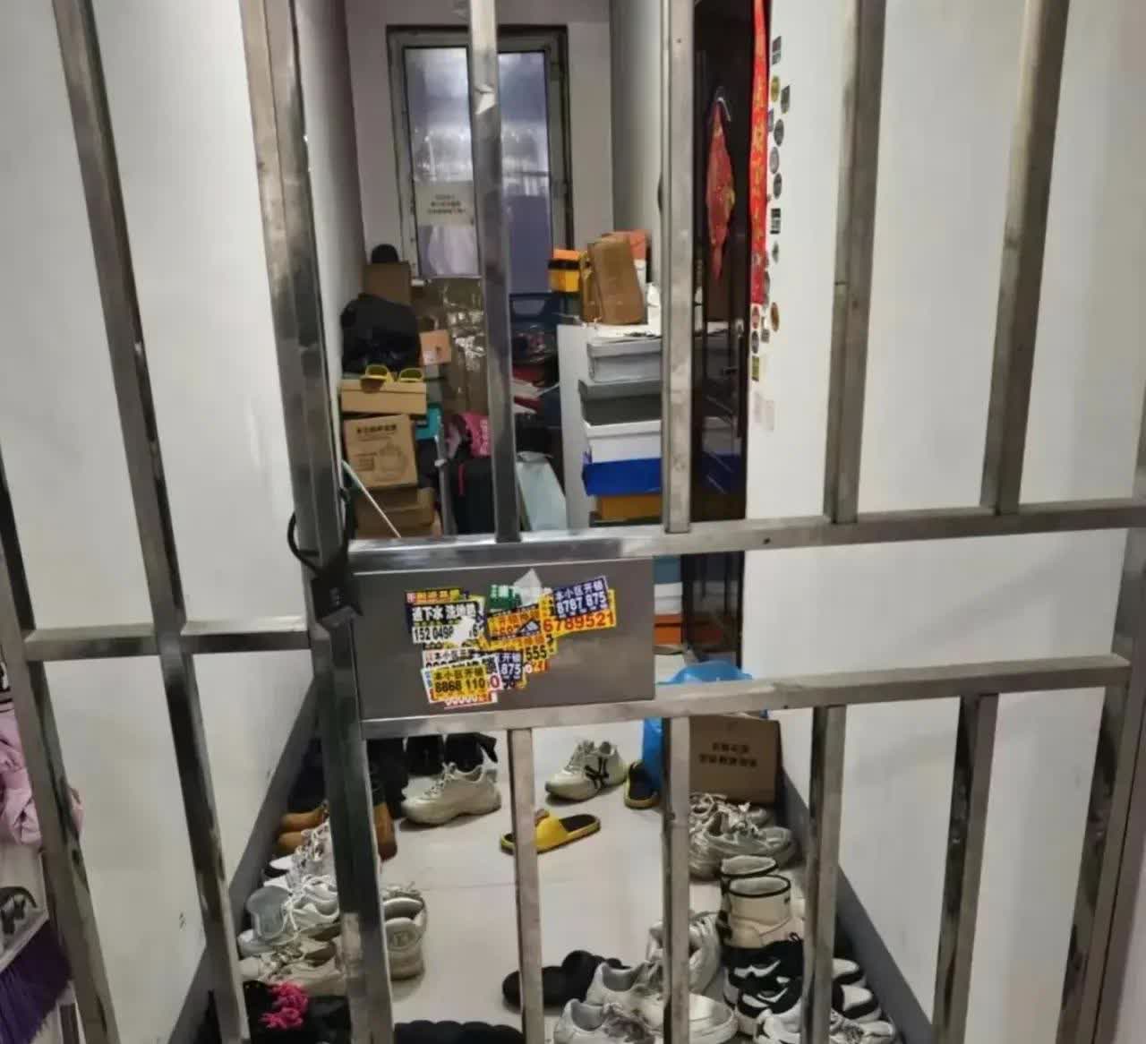 广东，一名女子的邻居住在走廊最里面的那一户，他竟然在走廊里装了个铁栅栏，把自己家