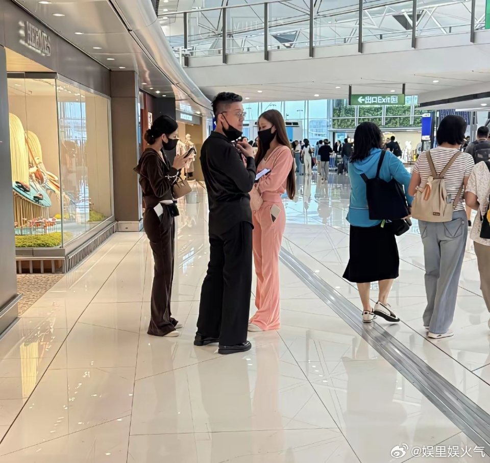 网友香港机场偶遇小S一家四口，有一说一，小S和许雅钧都不算高，但女儿都好高，