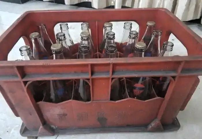 1952年，天津钢厂医生发现：工人热晕了，光喝水没用，得补盐。据此，他们以食