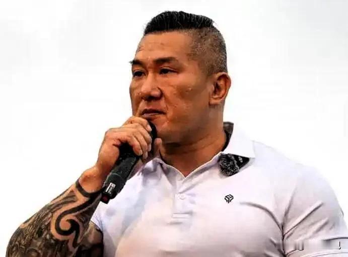 台湾馆长宣布退出大陆直播带货因网络争议和绿营抹黑政治路和赚钱路难以并行台湾