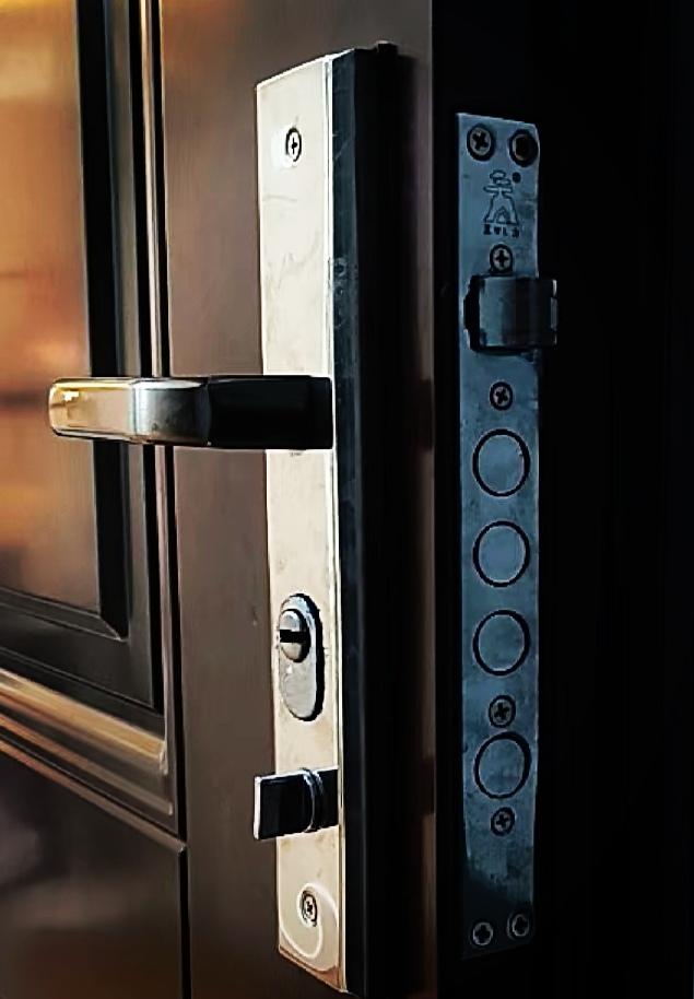 小区因换物业管理，客服未交接清楚，不知业主王某已交房，在未核实询问业主的情况下，