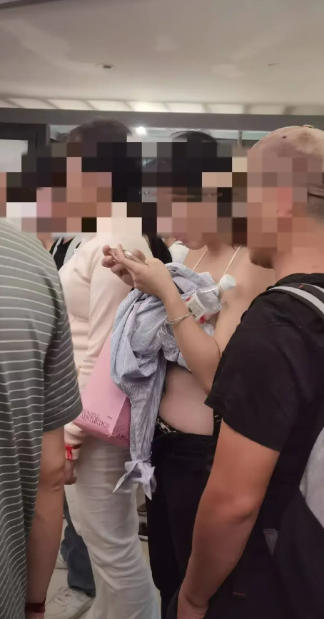 感觉深圳太开放了，对人有时候就是纵容。在地铁上男的都穿的中规中矩，女的大部分也是