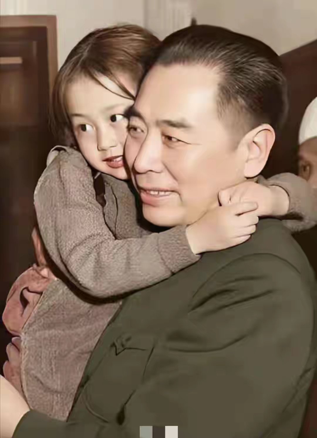 特别温馨的一张老照片，小女孩紧紧搂着周总理，小女孩是谁