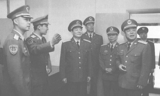 作为首任驻香港部队司令员，刘镇武能领到多少工资？多年后，已经卸任香港部队司令员的