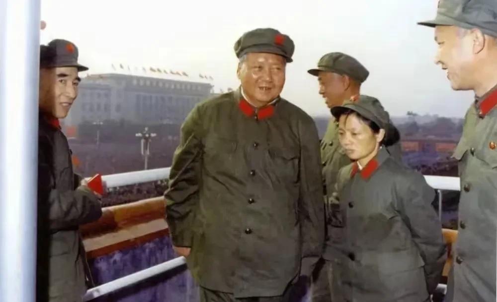 中华民族空前绝后的大英雄！他为人民谋幸福，他是人民大救星，红太阳！伟大的领袖，伟