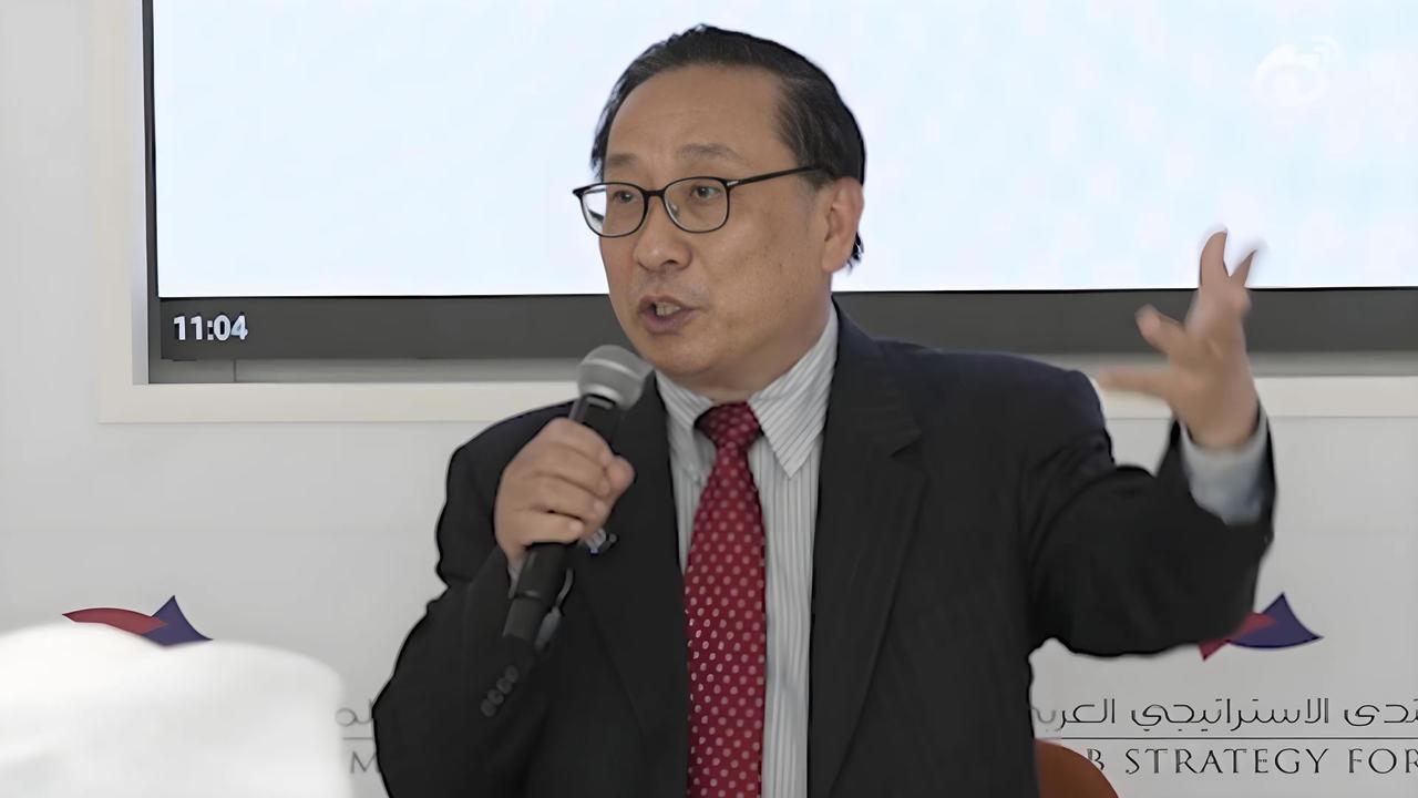 英国记者当场破防！高志凯一句话戳穿南海闹剧，全场鼓掌到停不下来英国记者揣着明