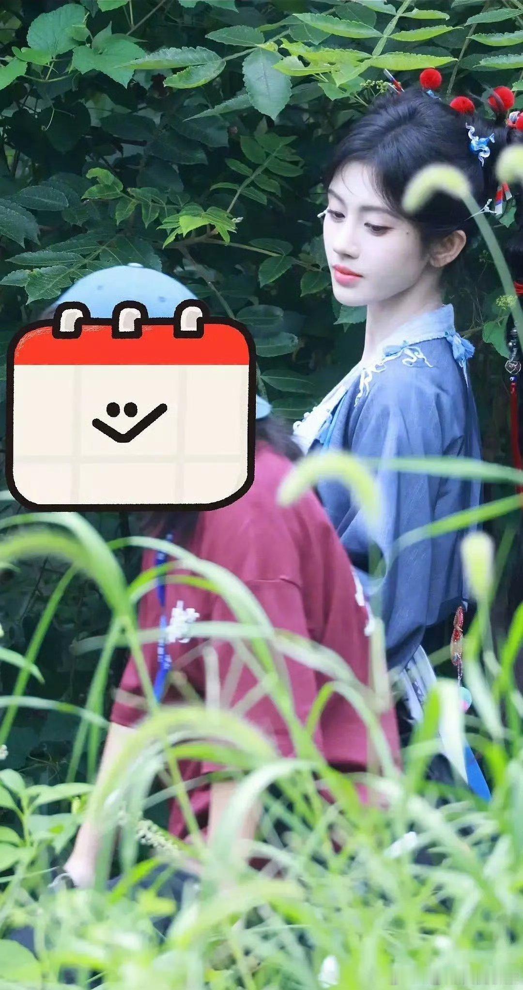 鞠婧祎来战首套妆造路透，蓝衣双马尾造型​​​