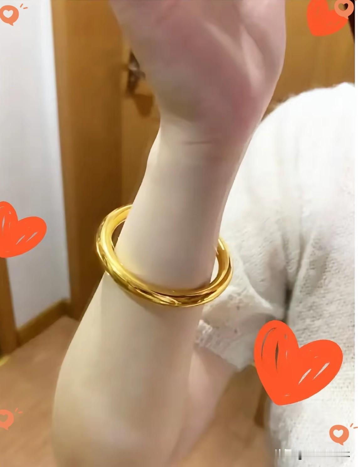 今天被我同事气笑了，她戴了个50克金镯子来上班，我就随口问了一句现在跌了很多吗