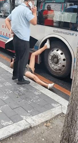 虽然热得打伞，但地上应该没那么烫[捂脸哭]