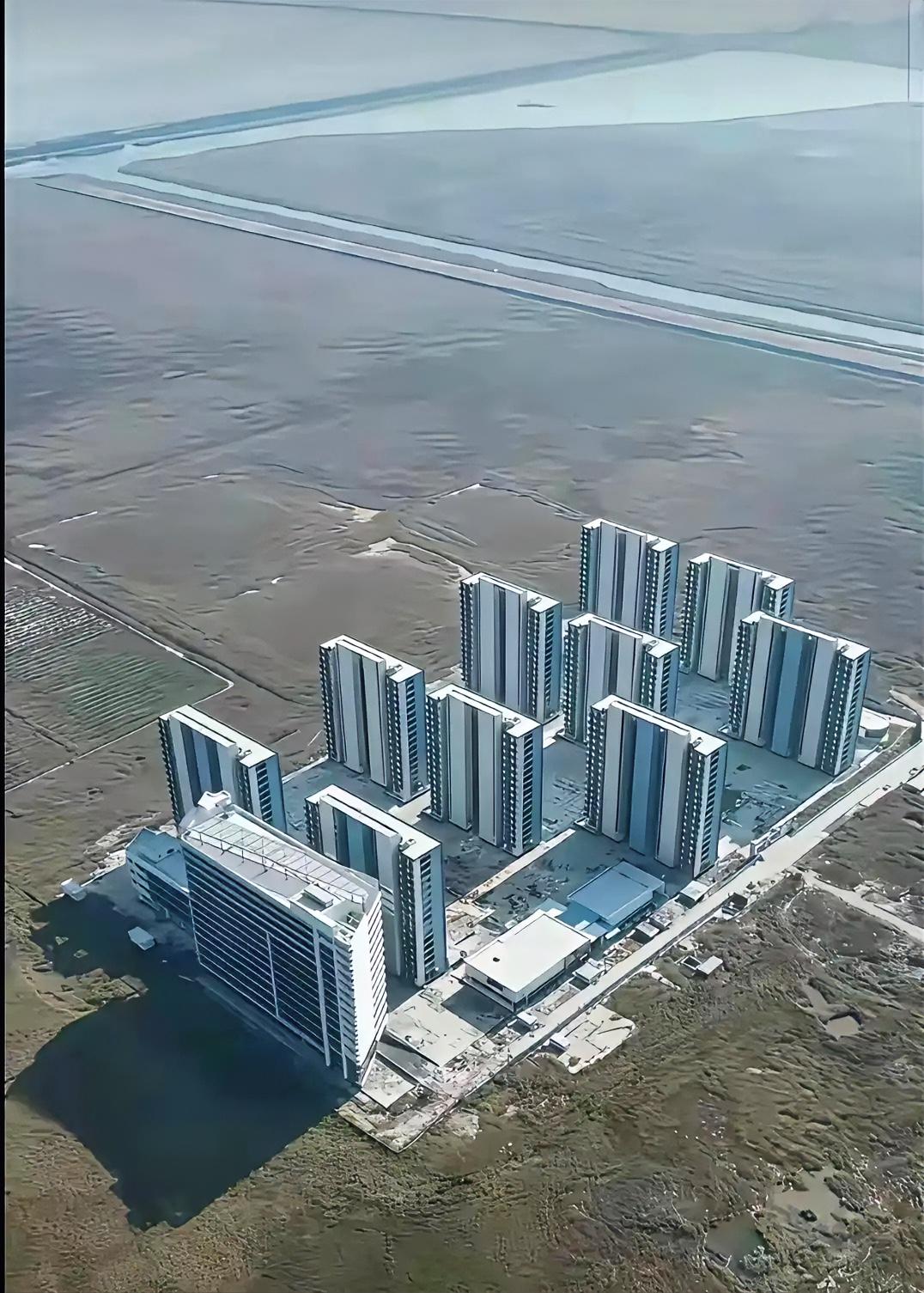 请用一个四字成语，来形容一下这个小区。