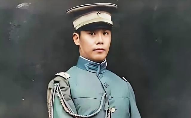 1948年，70岁穷困潦倒的袁克定流落街头，却遇到了曾经的老仆人，仆人每天上街帮