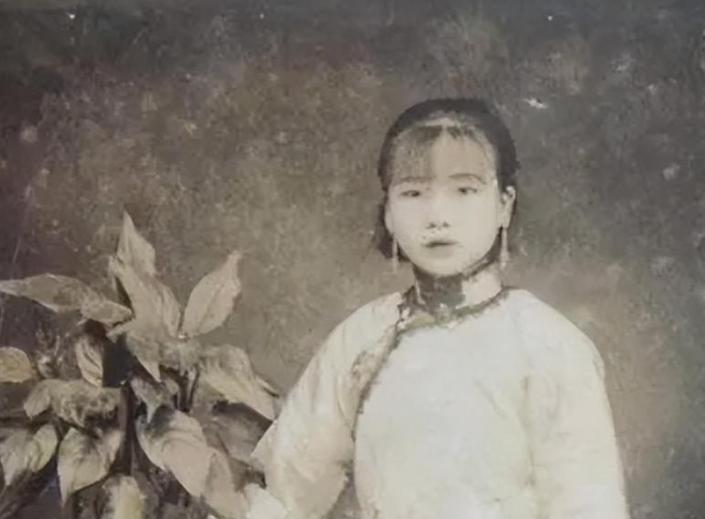 1925年，陈诚回家奔丧，7年不见的妻子，想与他亲近，妻子刚到床上，就被他强行推