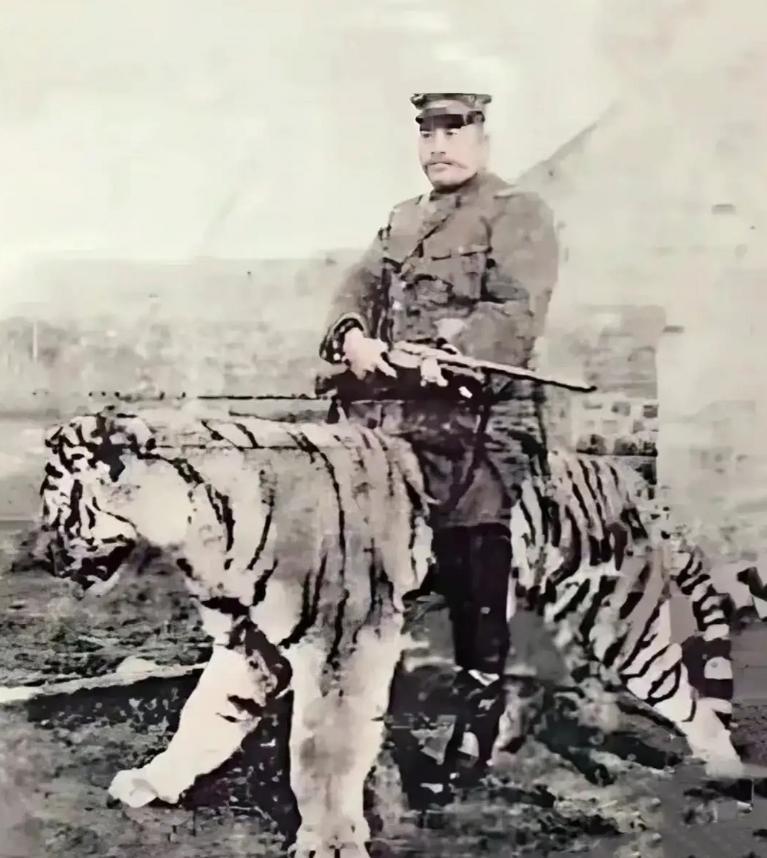 1932年4月，日军派人给汤玉麟送去委任状，汤玉麟大骂说：“张作霖是我