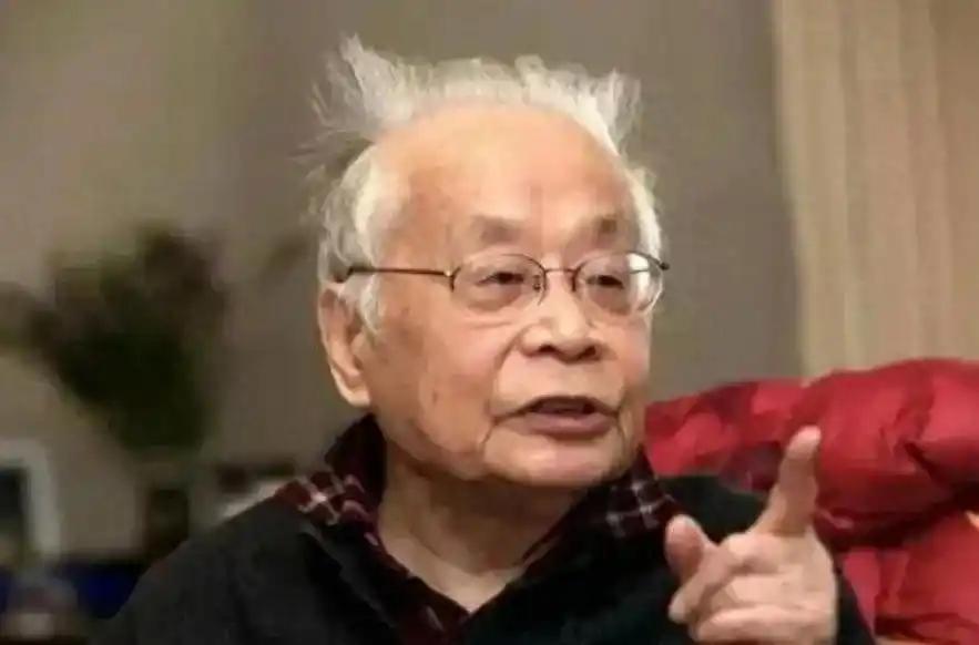 每一次，何祚庥几乎都是与中国民意对着来，怎么拧巴怎么来。当绝 大多数中国同仇敌忾