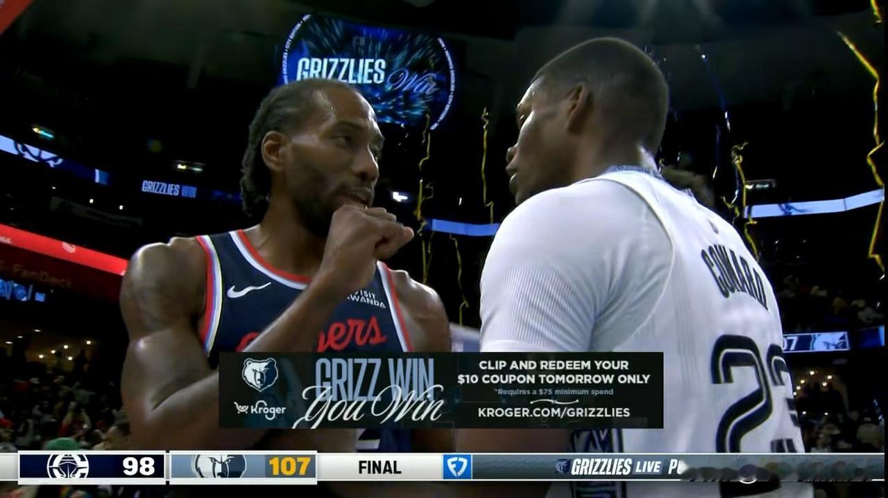 快船当家球星伦纳德真是太会来事了！虽然今天快船在客场以98：107输给了灰熊，但