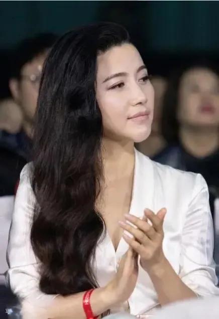 颜丙燕，年轻时好有书卷气，真算得上秀外慧中、兰心蕙质。美人迟暮，进入中年以后的她