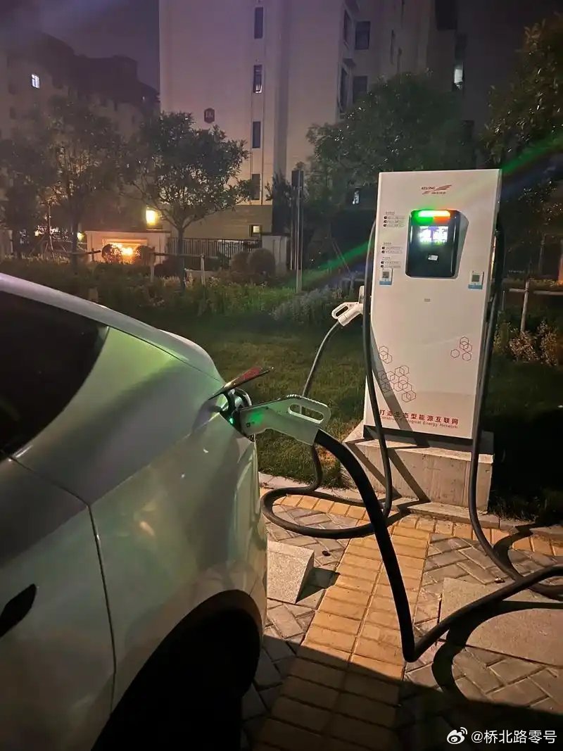 现在各地自燃的电车不少。其实，夏天来了，才是自燃高峰期。[doge]现在电车就是