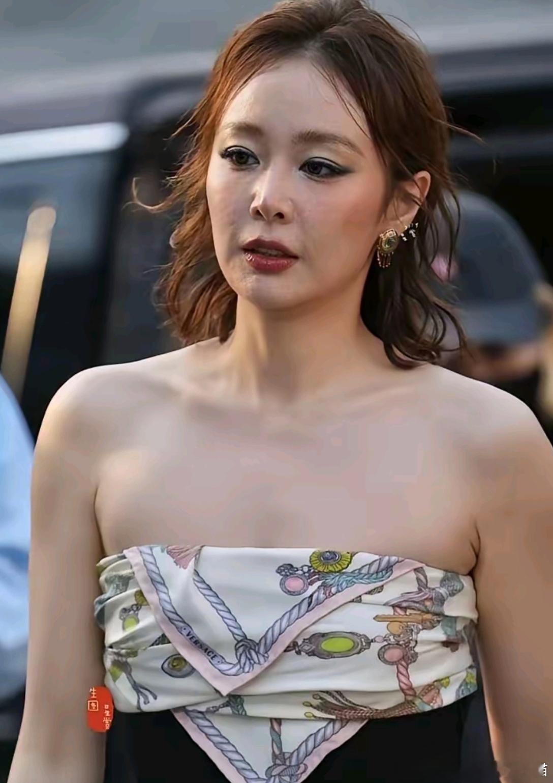 高叶真敢穿呢。头一次看到丝巾还能这么穿。