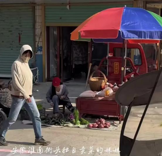 “厄运专挑苦命人！”安徽淮南，女孩路边卖黄瓜，陌生男子付款后竟转账八万！