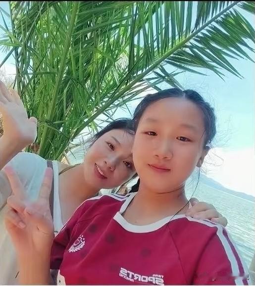 痛心！33岁摆摊妈妈被网暴离世后，恶心一幕出现！有时候真的不敢相信，压垮一