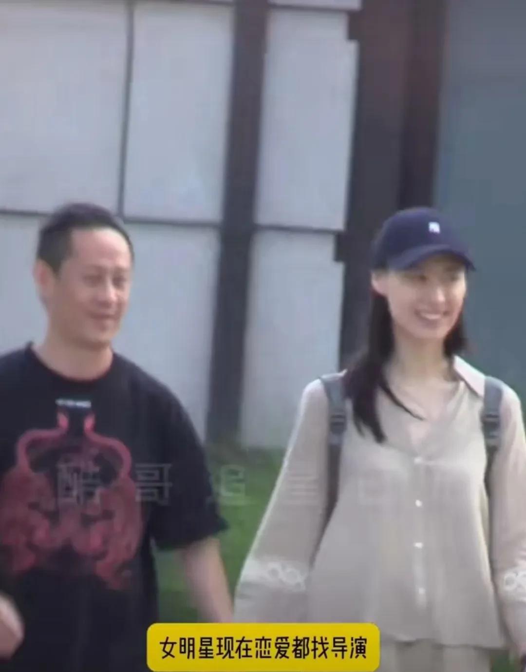 现在的李家自顾不暇，梁洛施也敢于公开自己打恋情了。梁洛施被网友偶遇与导演冯浴柯