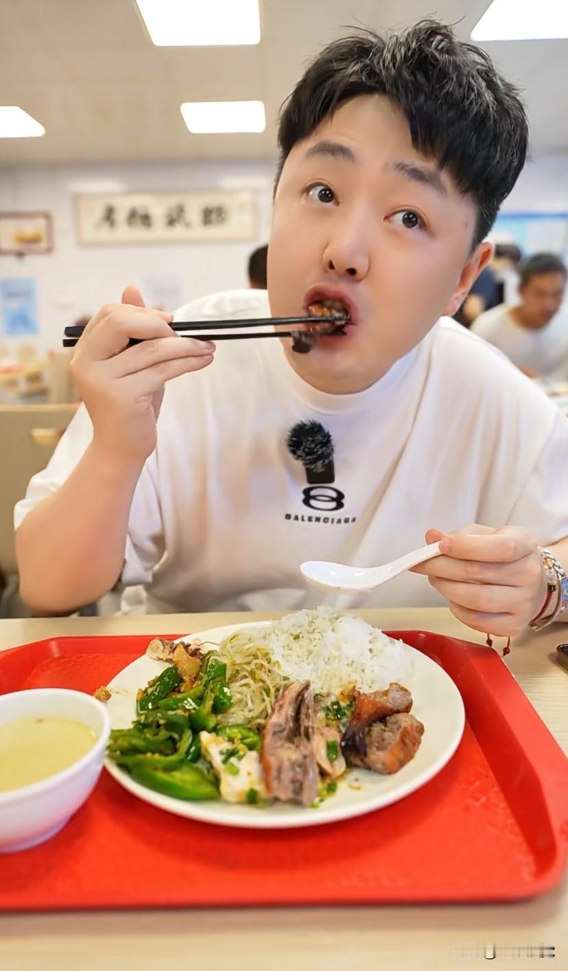 美食达人刘雨鑫来到广东清远，走进一个茶餐厅，看到牌子上写着自选套餐：8元3个肉，