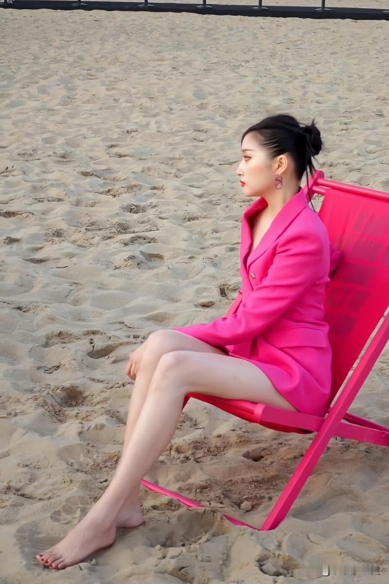 关晓彤光脚丫妆造型绝美