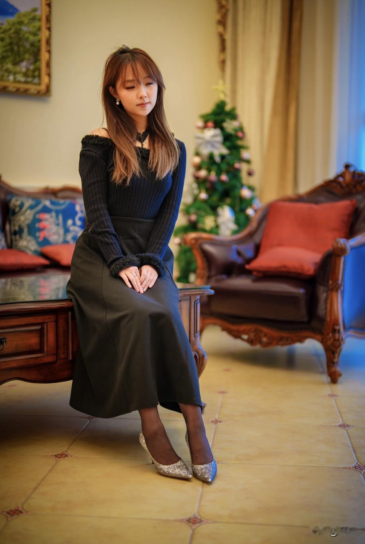 如何把黑色系穿出时尚感优雅圣诞氛围中，黑裙少女静坐沉思