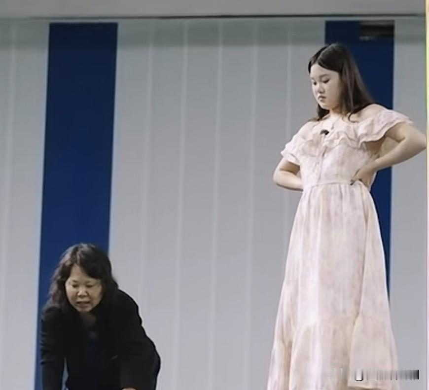 右边是奥运冠军张家齐左边是她的妈妈这张照片来自《我家那闺女》，很有讽刺的意味