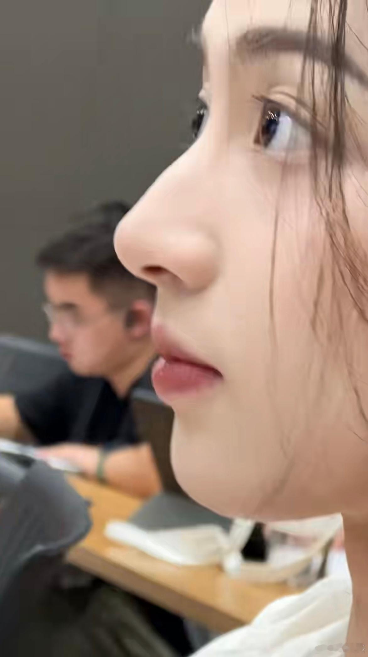 她还在读大学～～算不算校花？
