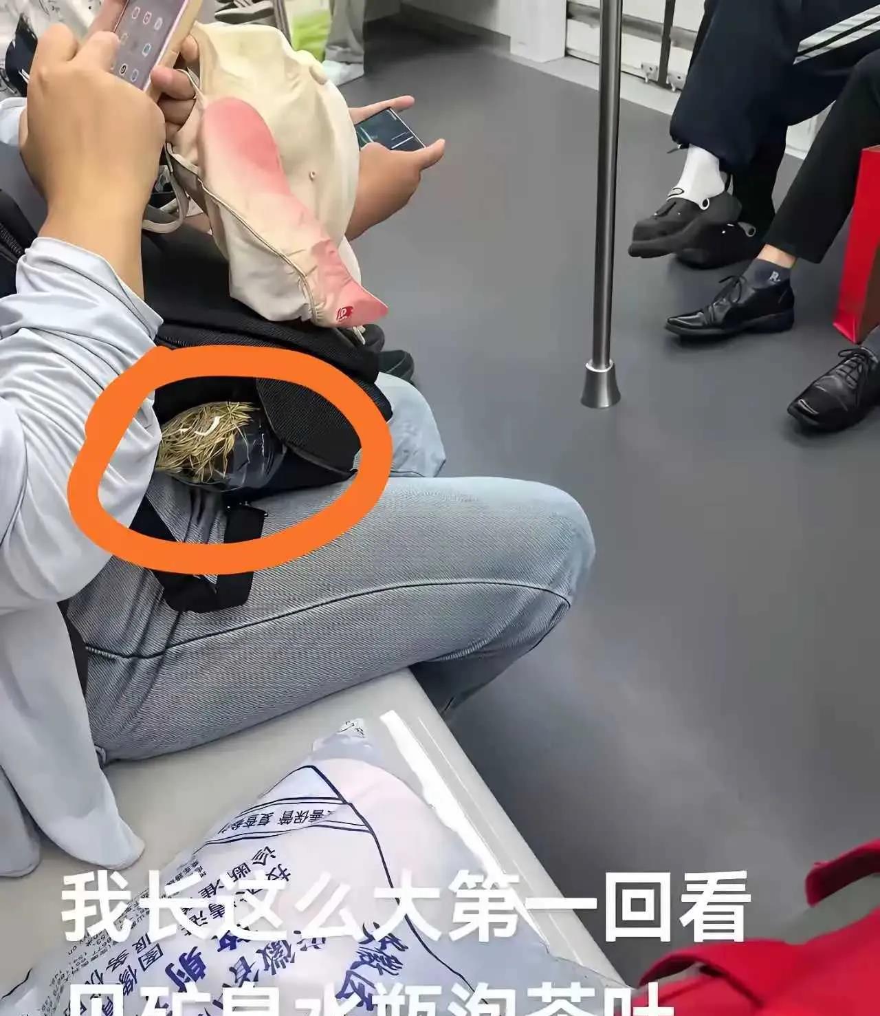 地铁上的一幕，不得不说，惊呆了啊。