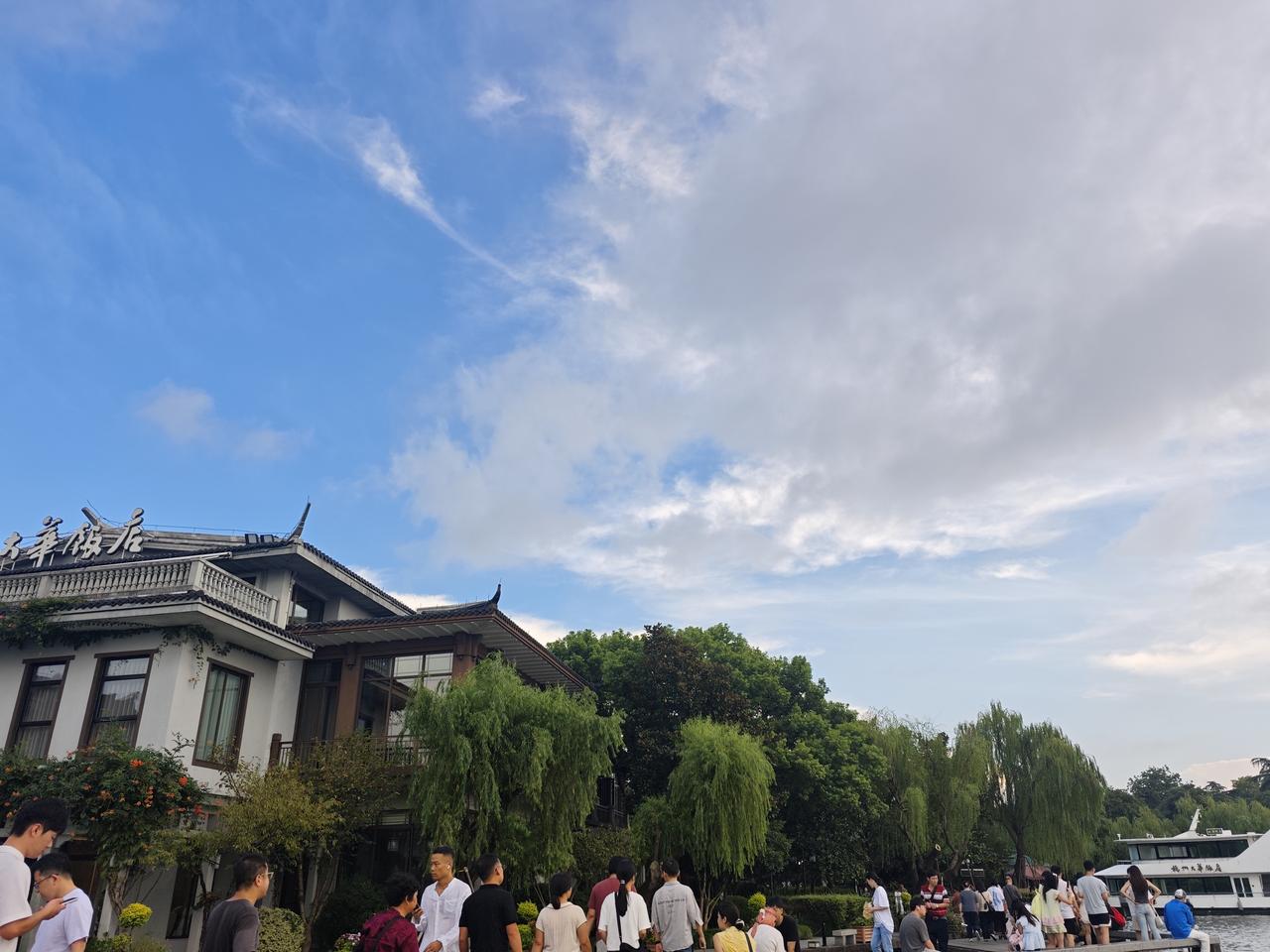 杭州很美，有诗为证：忆江南最忆是杭州！杭州最有名的风景区当然是西湖，诗情画意的西