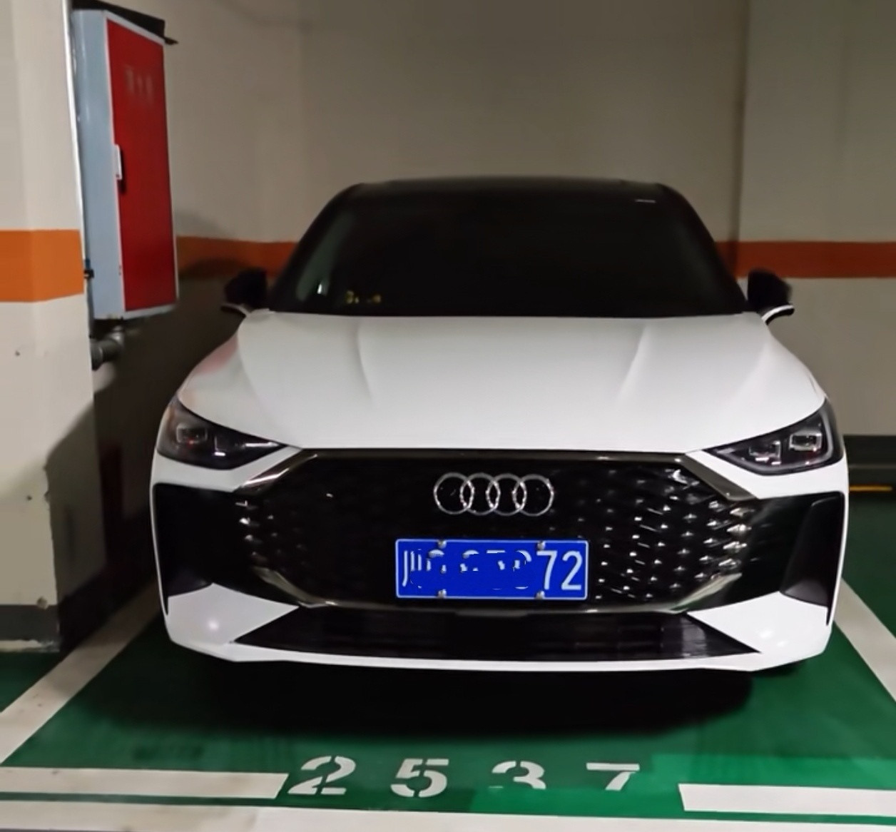 看了一个老哥把奇瑞车换成奥迪标，你别说，立马看着像二三十万的车了