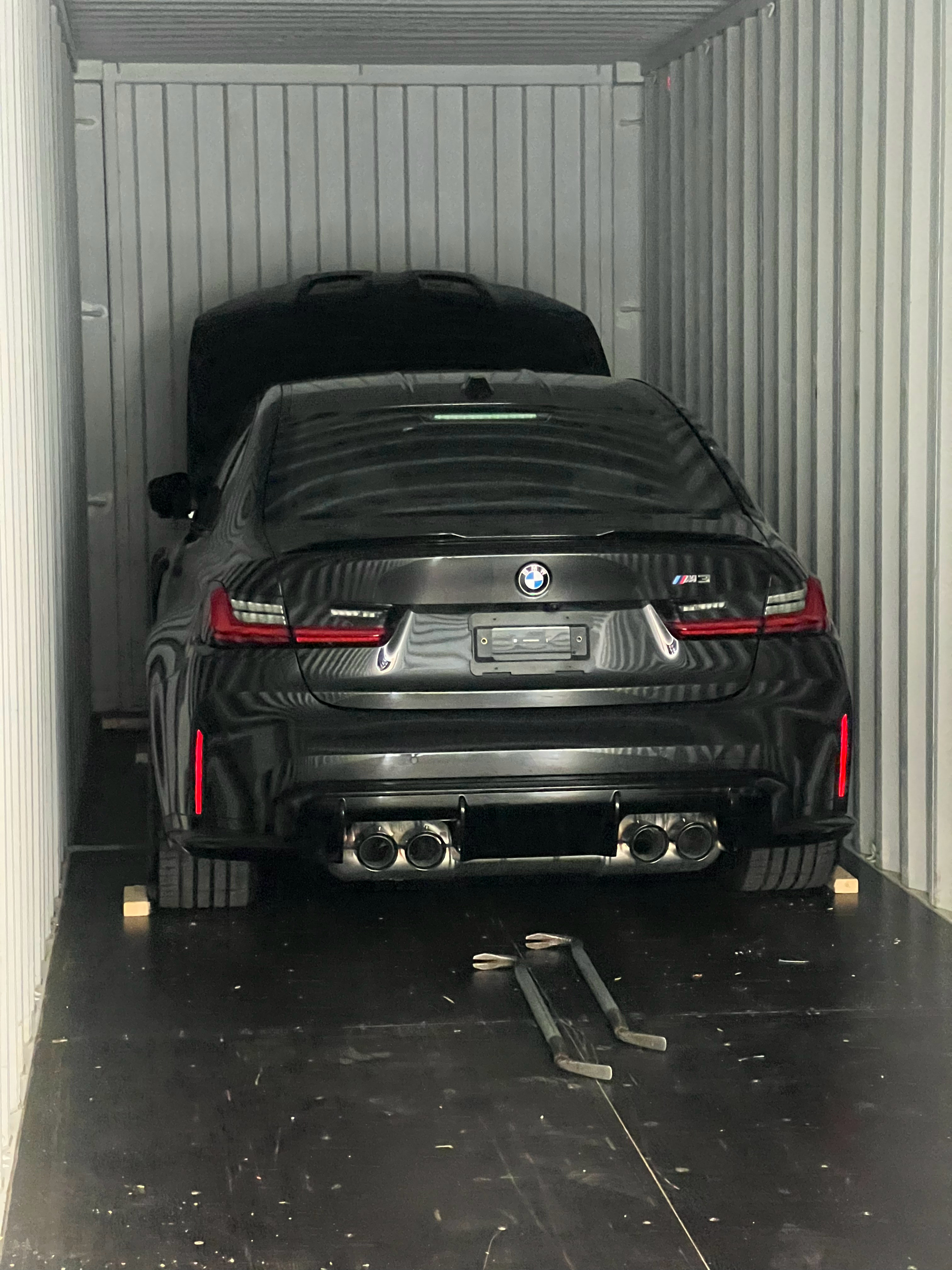 LX600出来后，就是黑色的M3了这些地板上的钉子可得处理好，要不然就完犊子了[