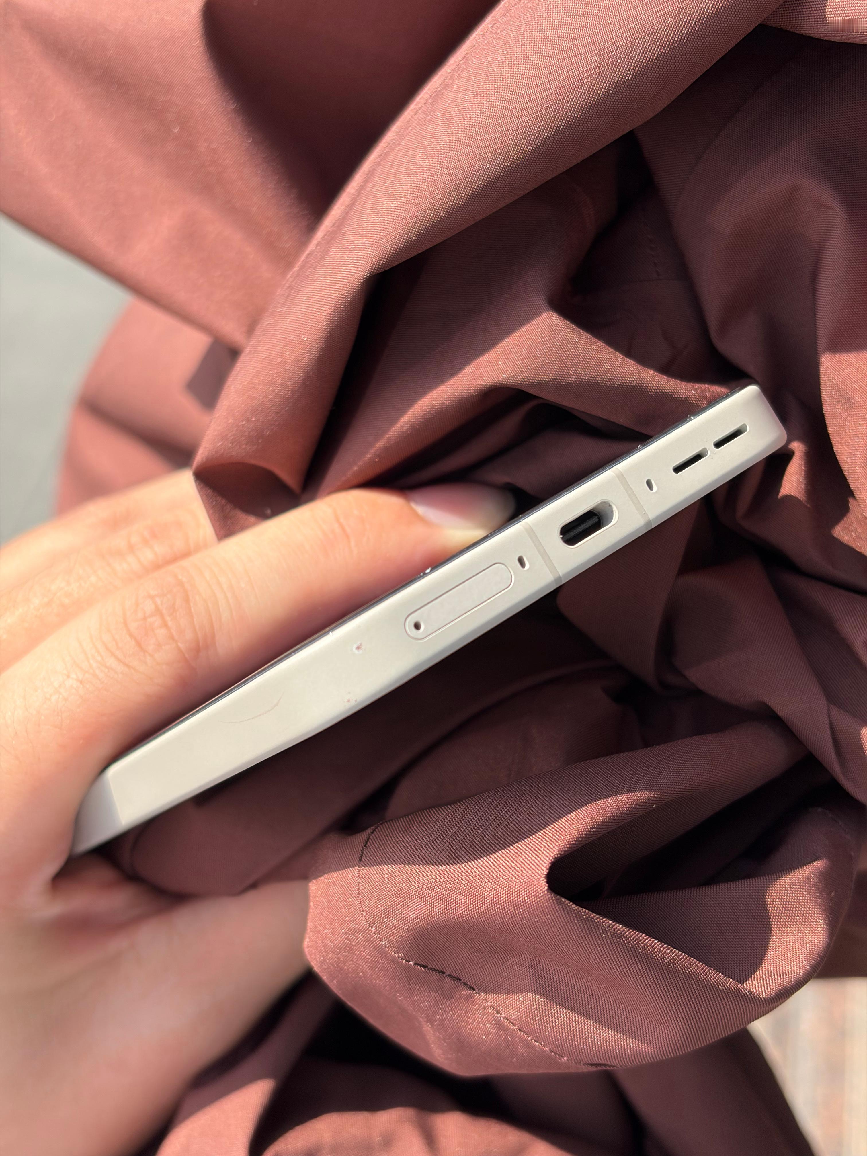 我的一加15不完美了[哭哭]风把冲锋衣吹到地上，磕到了兜里的手机，现在边框染上了冲