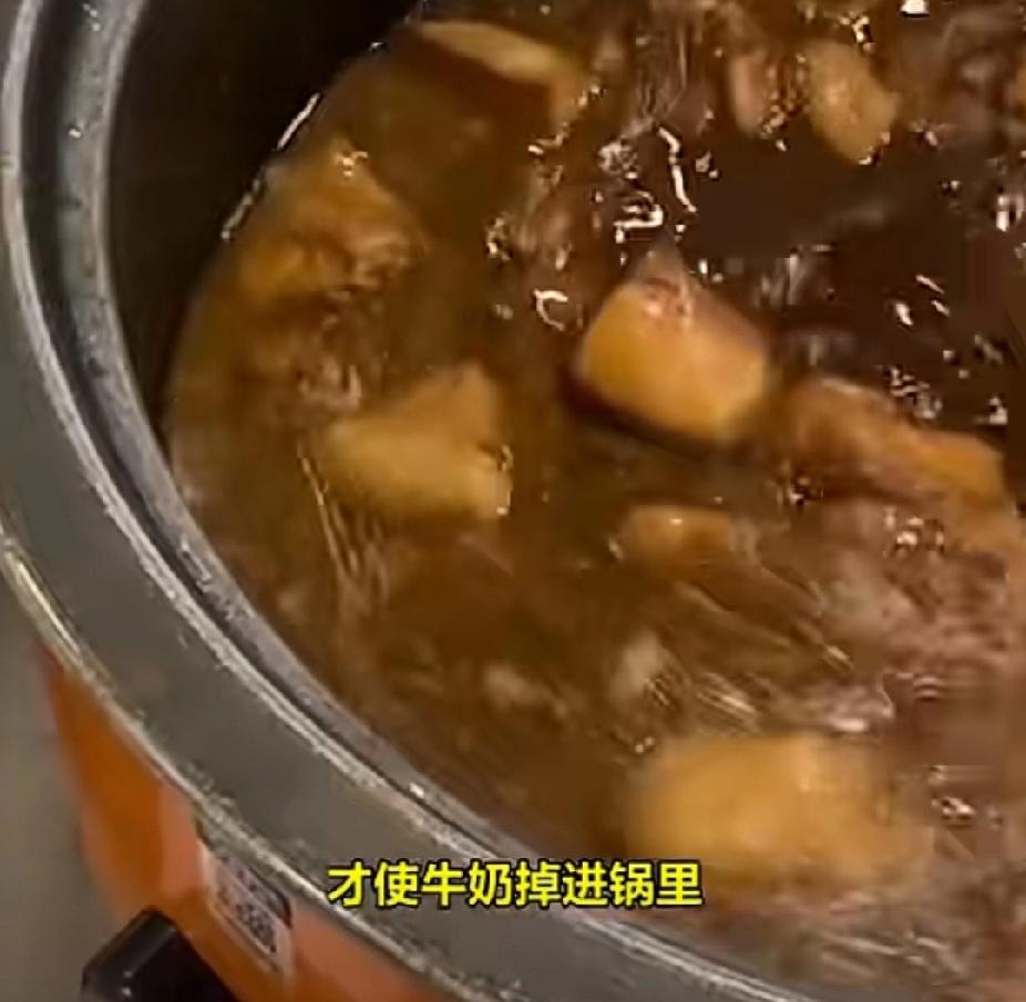 良心老板！12月5日，山东青岛一顾客的牛奶不慎掉进炖肉锅，老板得知后将一锅肉全部